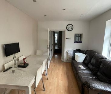 Room in a Shared House, Barking Road, E13 - Photo 1