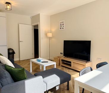 2 Bed Flat, Sun Lane, SE3 - Photo 2