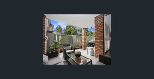 Spacious modern apartment with a courtyard size outdoor living space - Photo 1