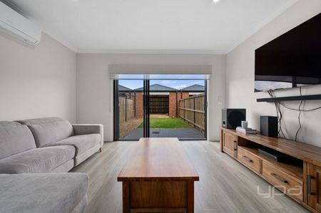 MODERN AND STYLISH TOWNHOUSE TWO BEDROOMS - Photo 3