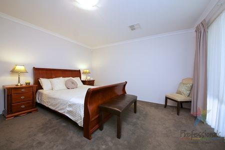Beautifully spacious in fantastic & highly convenient location!!! - Photo 5