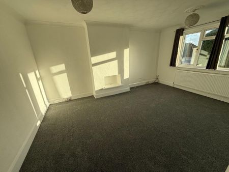 3 bedroom semi-detached bungalow to rent - Photo 4