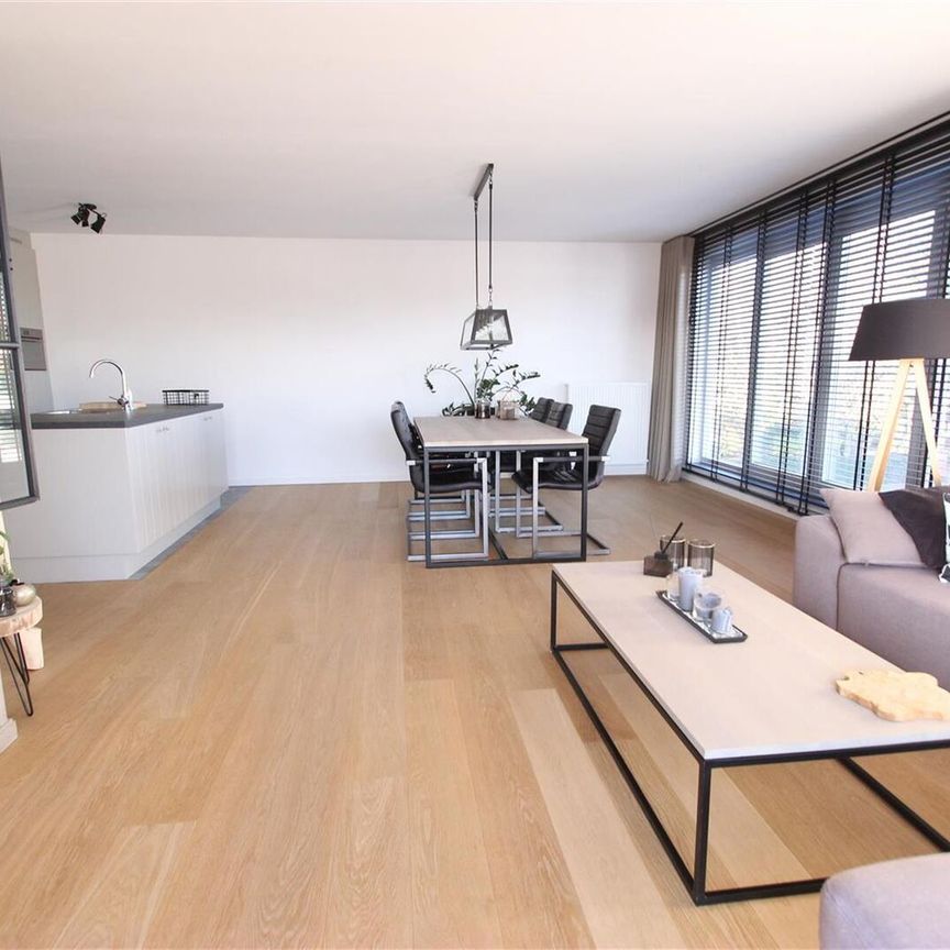 Hoogwaardig afgewerkt 2-slpk appartement met terras en autostaanplaats - Foto 1