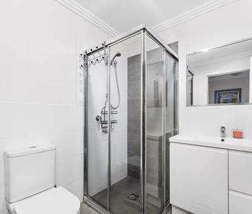 Inviting Entertainer + Walk-to-the-village Convenience - Photo 6