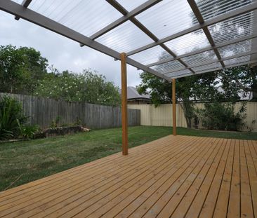 Modern Two-Bedroom Flat with Private Yard - Photo 4
