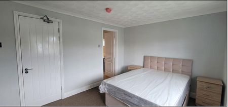 1 bedroom in a house share to rent - Photo 3