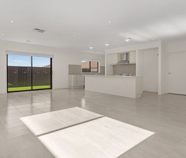 Large Family Home with 2 living areas - Photo 2