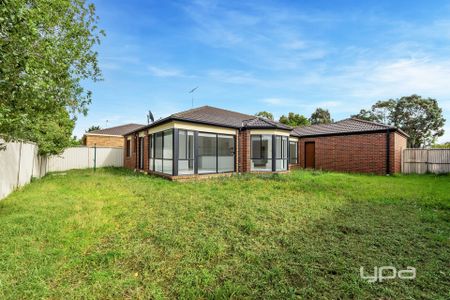 10 Holmes Way, Caroline Springs - Photo 5