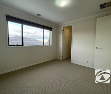 ELEGANT & LOW-MAINTENANCE TOWNHOUSE - Photo 1