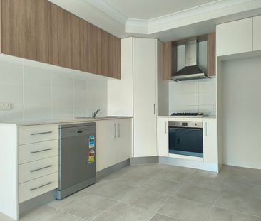 Beautifully Built 2 Beds Flat – Separate Entry with Concrete Sidepa... - Photo 6