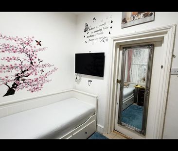 Bedsit, Knaresborough Place, SW5 - Photo 1