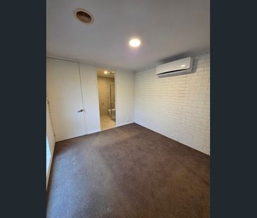 4-Bedroom Family Home with Swimming Pool in Quiet Court - Photo 3