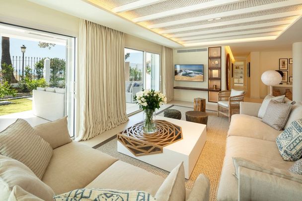 5 bedroom luxury Villa for rent in Marbella, Andalusia - Photo 1