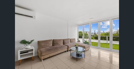 Spacious 5-Bedroom Queenslander with City Views in the Heart of Windsor - Photo 4