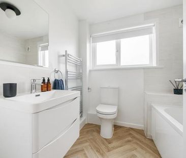 4 bedroom end of terrace house to rent - Photo 1