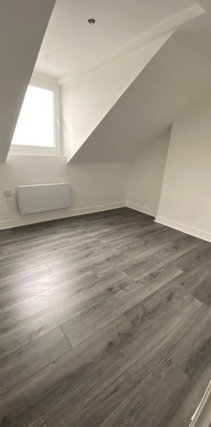 £775 PCM, One Bedroom Second Floor Flat in High Street, Barry, Vale of Glamorgan, CF62 7DT - Photo 1