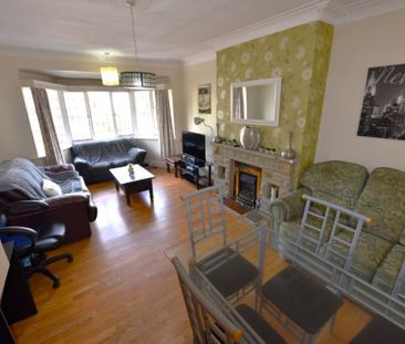 4 bedroom Flat in St Chads Drive, Leeds - Photo 5