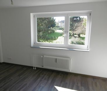 Großzügiges Wohnzimmer und eleganter Design-Bodenbelag in den Räumen - Photo 2