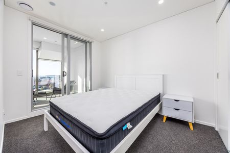 Modern One-Bedroom Apartment in Renovated City Building - Photo 4