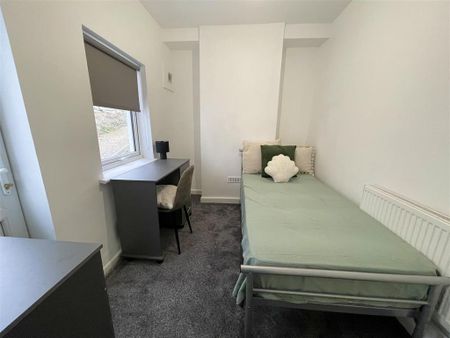 3 bedroom flat to rent - Photo 3