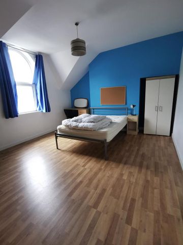 3 bedroom flat to rent - Photo 2