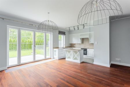 Funkcjonalny dom w sąsiedztwie Lasu Kabackiego - Zdjęcie 5