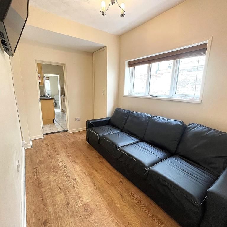 4 bedroom terraced house to rent - Photo 1