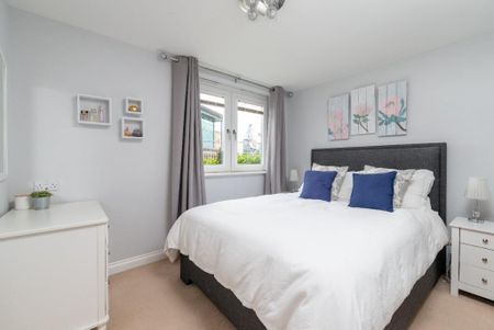 3 bedroom flat to rent - Photo 4