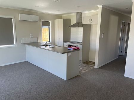 Stylish 3BR Townhouse in Fairfield! - Photo 5