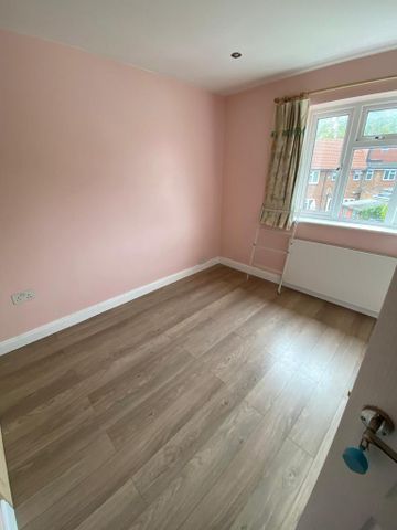 1 bedroom in a flat share to rent - Photo 2
