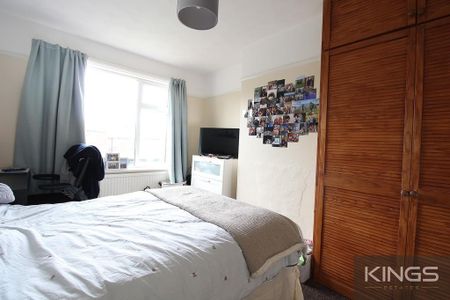 4 bedroom semi-detached house to rent - Photo 3