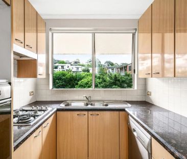 Sun-filled split level apartment - Photo 1