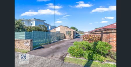 Immaculate Freestanding Villa - Stroll to Everything! - Photo 3