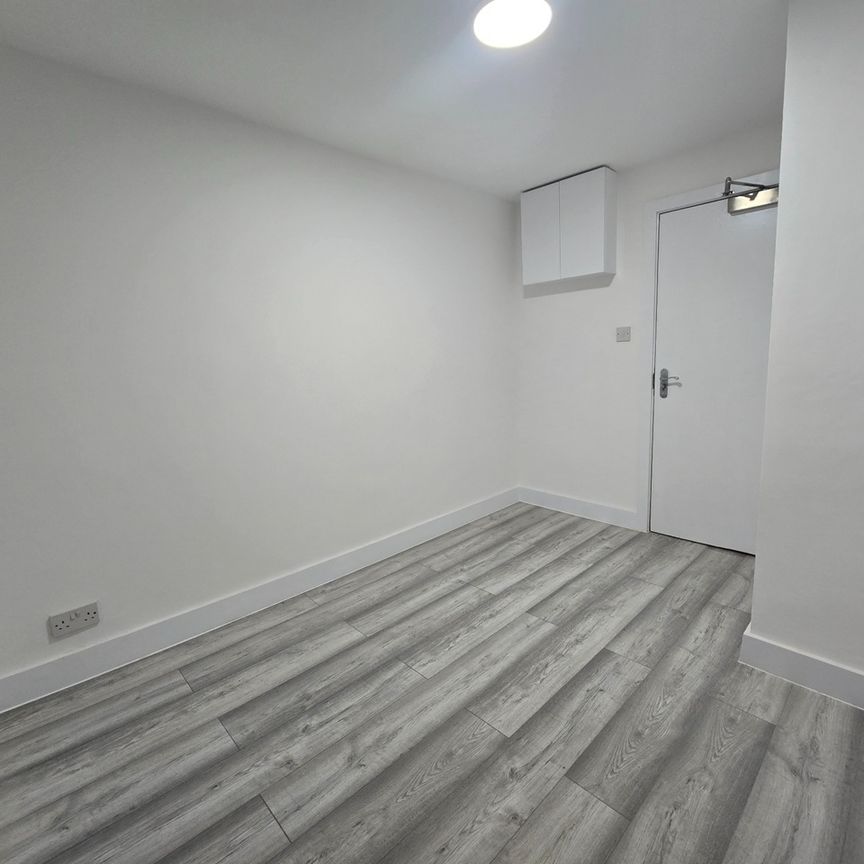 Studio Flat, Burlington Gardens, W3 - Photo 1