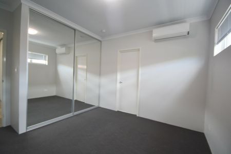 Modern Two Bedroom, Two Bathroom Upstairs Unit! - Photo 4