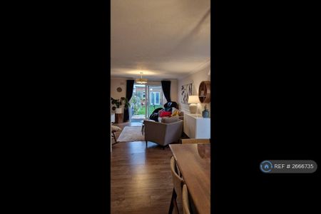 2 bedroom end of terrace house to rent - Photo 3