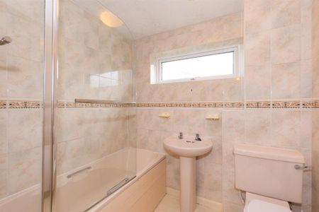 4 bedroom semi-detached house to rent - Photo 5