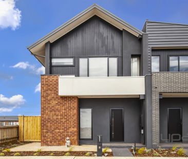 MODERN TOWNHOUSE WITH ALL YOU NEED! - Photo 5