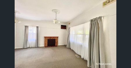 Character Charm in Prime East Ringwood Locale - Photo 2