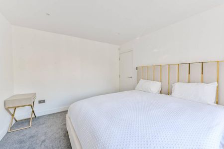 3 bedroom end of terrace house to rent - Photo 3