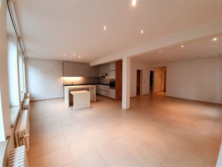 Hartje Brugge Groot lichtrijk modern appartement , alle luxe , 2 slaapkamerss en lift. - Photo 3