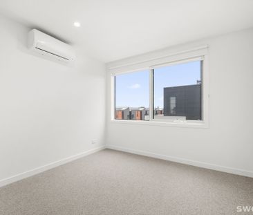 Brand new chic three level residence in prime location - Photo 4