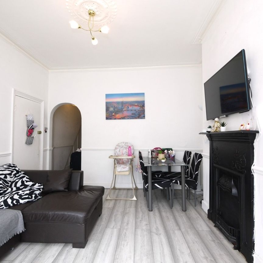 2 Bed Flat, St. Georges Road, E10 - Photo 1