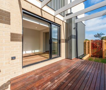 Brand New Luxury Townhouses in Prime Location! - Photo 5