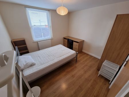 2 Bed Student Accommodation - Photo 2