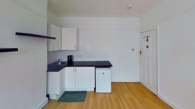 1 bedroom in a house share to rent - Photo 1