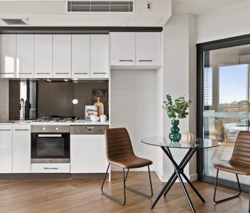 Sleek & Modern 1-Bedroom Apartment Overlooking Glenbervie Station - Photo 3
