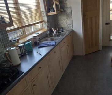 Lovely, quiet furnished double room overlooking back garden. - Photo 1