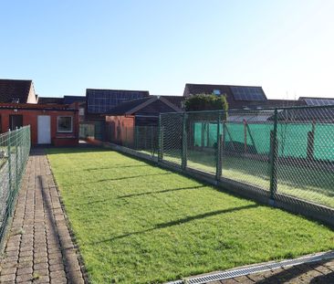 Toffe stadswoning met 2 slaapkamers en gezellige tuin met garage. - Photo 1