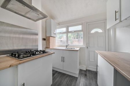 2 bedroom terraced house to rent - Photo 4